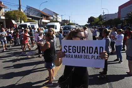 Protesta de vecinos por el comerciante asesinado en el el barrio El Martillo, Mar del Plata.