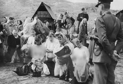 Protesta desnuda de dujobores en la década de 1930 porque algunos de sus miembros se habían vuelto demasiado "mundanos"