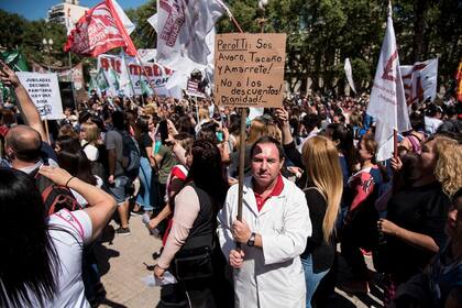 Protesta docente en Rosario en contra del descuento de los días de paro y en reclamo de paritarias