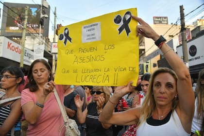 Protesta en Castelar por el asesinato de Lucrecia Arias