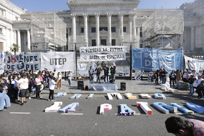 protesta en el congreso de barrios de pie