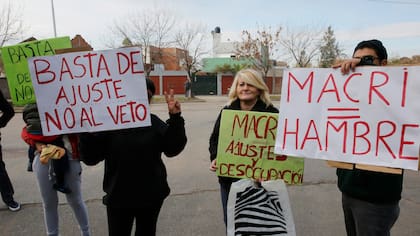 Protesta en la entrada de Cresta Roja mientras Macri daba sus discurso
