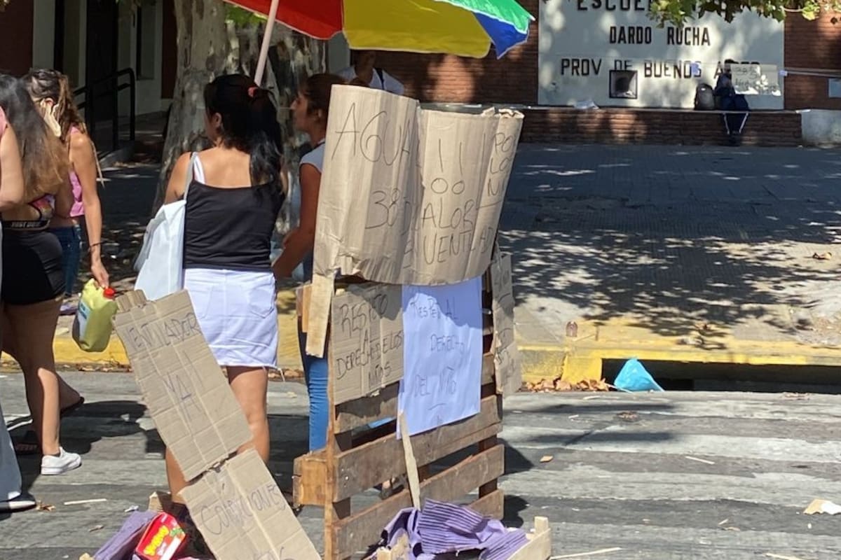Protesta en la escuela situada en 7 y 32. Los padres cortan el tránsito hacia la Autopista Buenos Aires La Plata.