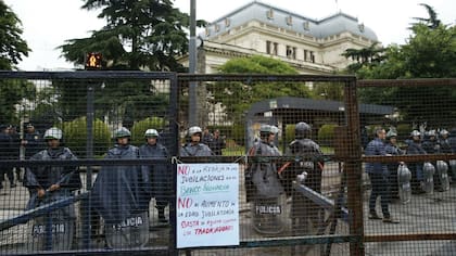 Protesta en la legislatura de La Plata
