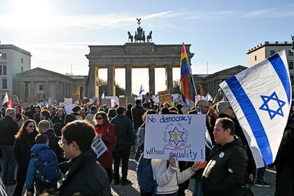 Protesta en la Puerta de Brandenburgo, en Berlín, contra la reforma judicial del primer ministro de Israel, Benjamin Netanyahu, quien está de visita en Alemania, el jueves 16 de marzo de 2023. (Foto AP/Steffi Loos)