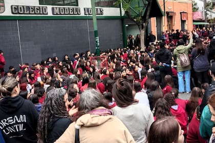 Protesta en la puerta del Colegio Modelo de Lomas de Zamora luego de que algunos alumnos modificaran con IA imágenes de sus compañeras, las desnudaran y las publicaran en redes