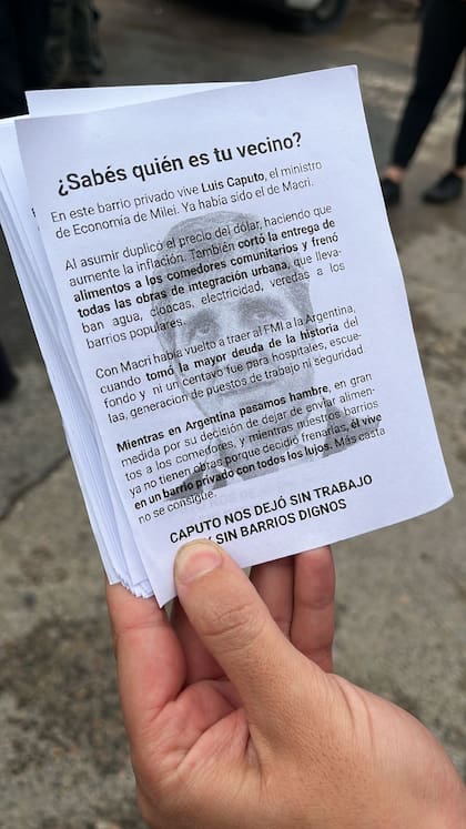 Protesta en la puerta del country del ministro de Economía Luis "Toto" Caputo