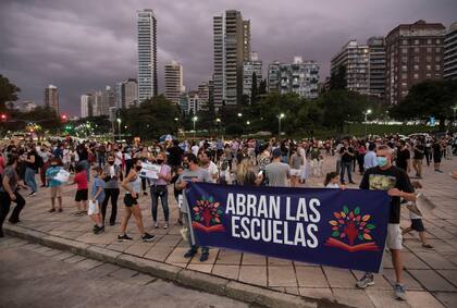 Protesta en Rosario por la suspensión de las clases presenciales