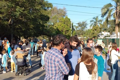 Protesta frente a la casa del gobernador de Tucumán, Juan Manzur, por el regreso a las clases presenciales