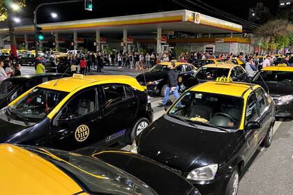 Protesta frente a la estación de servicio donde trabajaba el hombre asesinado anoche en una verdulería, en Rosario. Además era taxista con lo cual a la protesta se sumaron todos los taxis que están de paro hasta las 22 hs junto con las expendedoras de combustibles