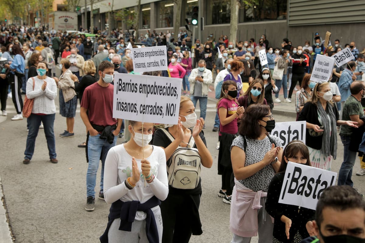 Protesta frente a la oficina de salud del gobierno regional de Madrid por la falta de apoyo y movimiento para mejorar las condiciones laborales en el barrio de Vallecas, en medio del brote de la enfermedad por coronavirus (COVID-19) en Madrid, España, 20 de septiembre de 2020.