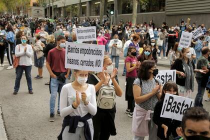 Protesta frente a la oficina de salud del gobierno regional de Madrid por la falta de apoyo y movimiento para mejorar las condiciones laborales en el barrio de Vallecas, en medio del brote de la enfermedad por coronavirus (COVID-19) en Madrid, España, 20 de septiembre de 2020.
