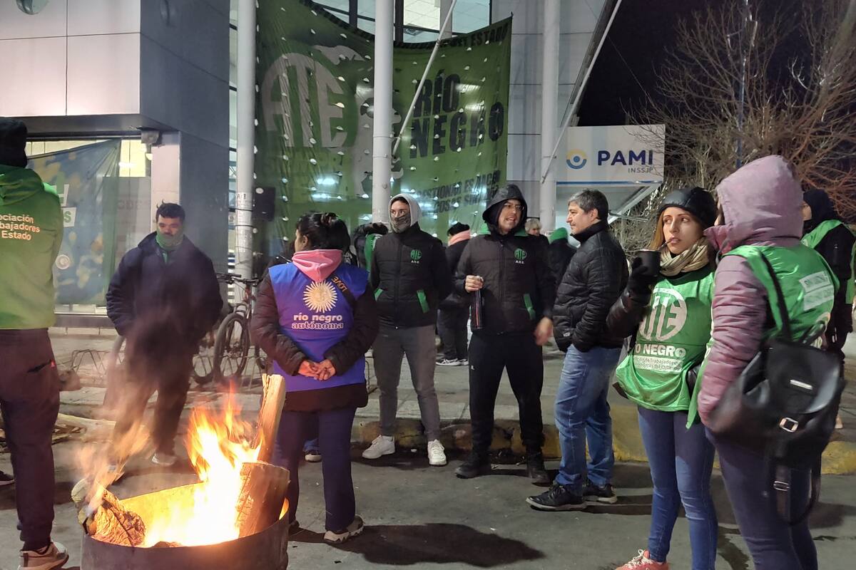 Protesta frente a PAMI, en General Roca