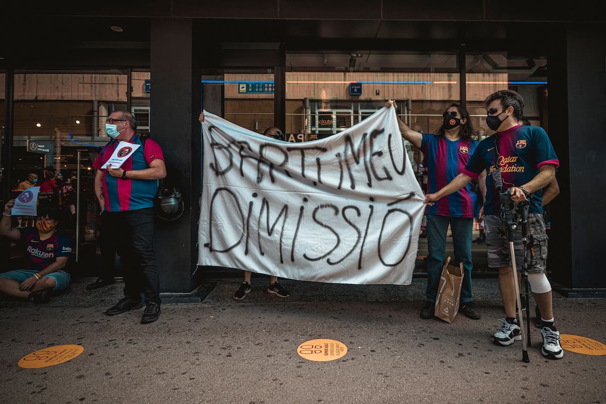 Protesta frente al estadio Camp Nou contra el presidente del club, Josep Maria, por la disputa contractual de Messi.