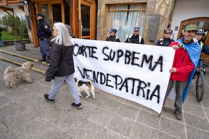Protesta frente al hotel Le Village, en San Martín de los Andes, contra los jueces de la Corte Suprema