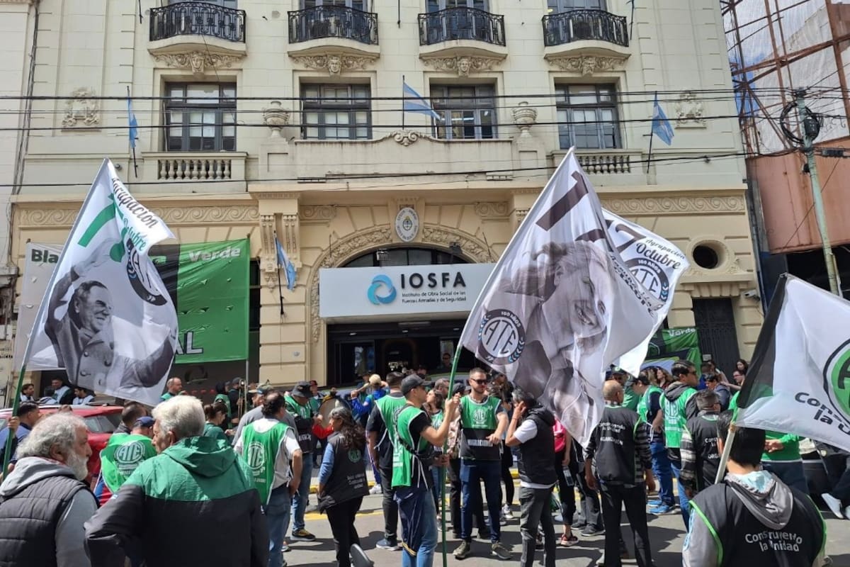 Protesta gremial frente a la sede de Iosfa, en la calle Paso al 500