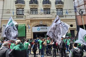 Protesta gremial frente a la sede de Iosfa, en la calle Paso al 500