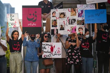 Protesta para exigir más libertad a las mujeres iraníes, en Vancouver, Canadá, el 8 de octubre de 2022. (Darryl Dyck/The Canadian Press vía AP)
