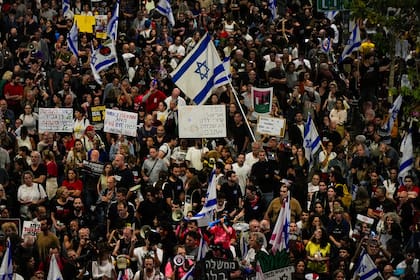 Protesta para pedir la liberación de los rehenes retenidos en la Franja de Gaza por el grupo armado Hamas en Tel Aviv, el 27 de abril de 2024