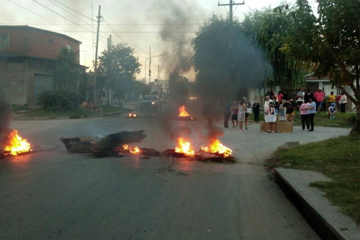 Protesta por el asesinato del policía Héctor Gabriel Quiroga, en el barrio Japonés de la localidad de La Reja, Moreno