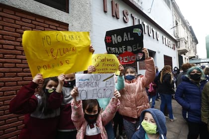 Este martes, hubo dos manifestaciones de alumnos, docentes y padres en la puerta del Instituto French, en Ramos Mejía; las autoridades del colegio anunciaron el cierre definitivo del establecimiento