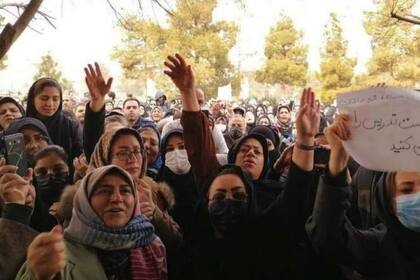 Protesta por el envenenamiento de mujeres en Irán