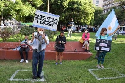 Protesta por el inicio de clases frente al Palacio Pizzurno