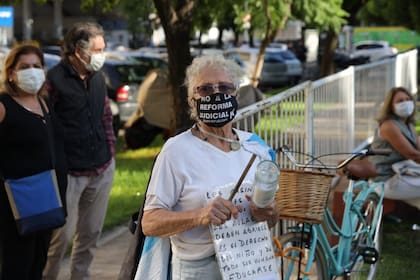 Protesta por el inicio de clases frente al Palacio Pizzurno