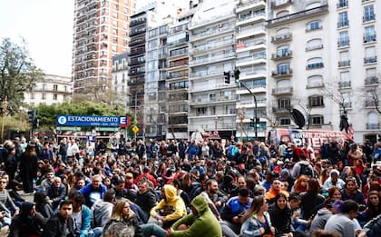 Protesta por parte de los seguidores de Cristina Kirchner en plaza Vicente Lopez por la colocacion del vallado en la puerta de su departamento