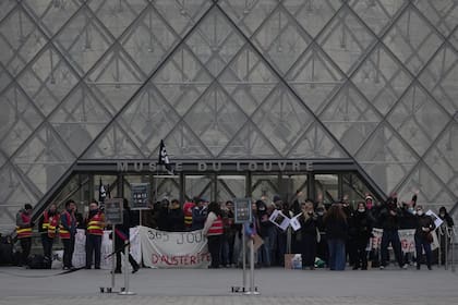 Protesta y bloqueo en le entrada al museo