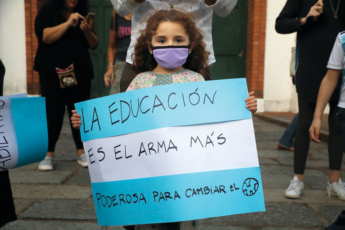 Protesta y bocinazos en la Quinta de Olivos por el cierre a las escuelas por la segunda ola de contagio por Covid 19, pandemia, Coronavirus, cuarentena. Cinepolis de Recoleta. El 15_04_2021
Foto: Fabian Marelli