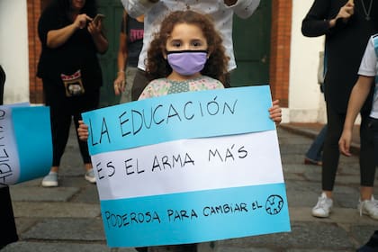 Protesta y bocinazos en la Quinta de Olivos por el cierre a las escuelas por la segunda ola de contagio por Covid 19, pandemia, Coronavirus, cuarentena. Cinepolis de Recoleta. El 15_04_2021
Foto: Fabian Marelli