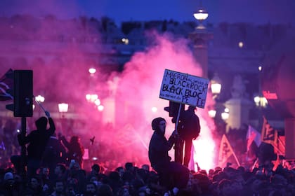 Protestas contra el decreto de Macron en la Place de la Concorde, París