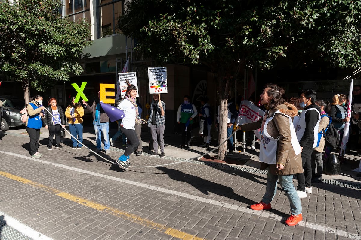 Protestas contra la resolución que prohibió el lenguaje inclusivo en las escuelas porteñas