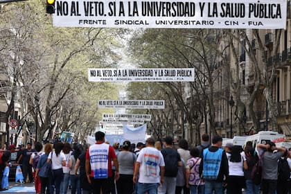 Protestas de organizaciones sociales y sindicatos en el Congreso de la Nación