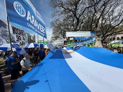 Protestas de organizaciones sociales y sindicatos en el Congreso de la Nación
