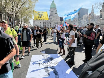 Protestas de organizaciones sociales y sindicatos en el Congreso de la Nación