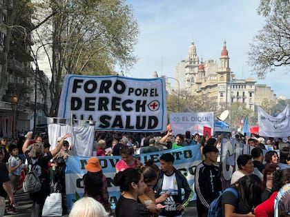Protestas de organizaciones sociales y sindicatos en el Congreso de la Nación