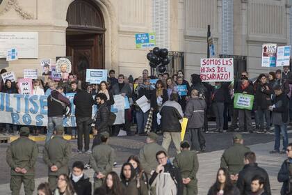 Protestas durante el acto por el Día de la Bandera en Rosario