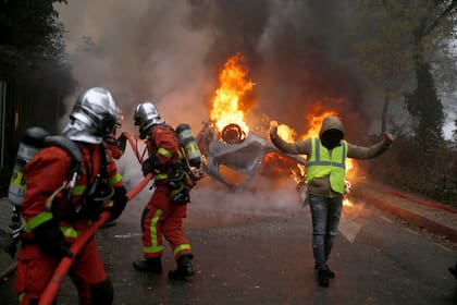 La tercera protesta contra el alza de las naftas y las políticas de Macron movilizó a 75.000 personas y se desbordó en violentos actos de vandalismo que derivaron en un escenario de caos