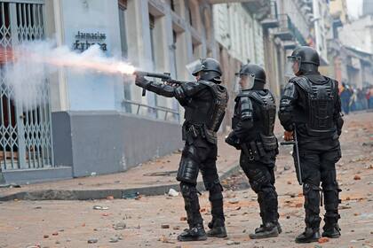 La policía lanza proyectiles contra los manifestantes