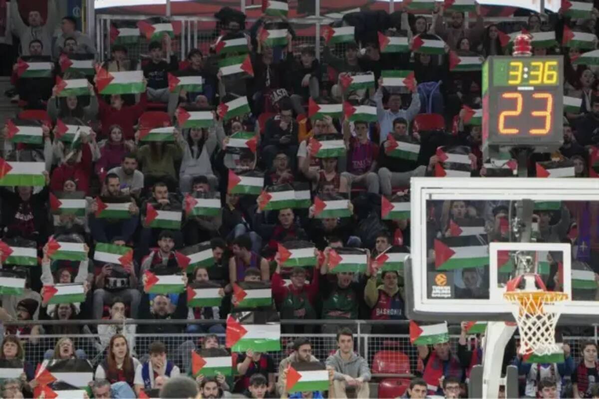 Protestas en Buesa y gritos a favor de Palestina en la visita del Maccabi a Baskonia. EFE