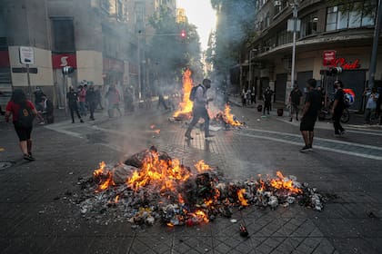 Las protestas mayormente pacíficas tuvieron su cuota de excesos de las partes