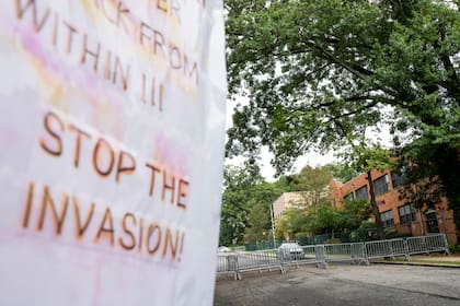 Protestas en contra del alojamiento de migrantes en una escuela en Staten Island, ciudad de Nueva York, el 13 de septiembre de 2023 (Foto AP/John Minchillo)