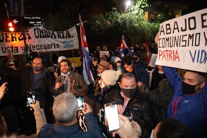 Protestas en contra del gobierno cubano frente a la embajada cubana en el barrio de Belgrano