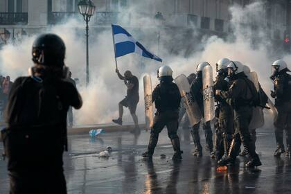Protestas en el centro de Atenas por las medidas del gobierno griego para la vacunación (AP Photo/Yorgos Karahalis)