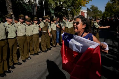 Protestas en el funeral del cabo Daniel Palma, en Santiago de Chile. (AP/Esteban Félix)