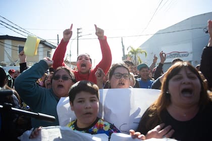 Protestas en la comisaría de Lanús por la muerte de Morena, la niña que murió luego del asalto de los motochorros