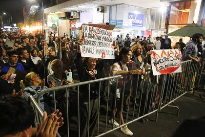 Protestas en Mar del Plata en las afueras del teatro donde se presenta Javier Milei