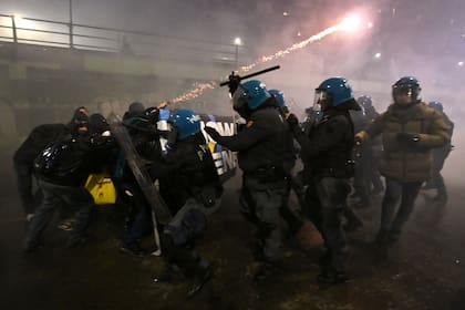 Protestas en Milán durante el primer día de los Juegos Olímpicos de Invierno